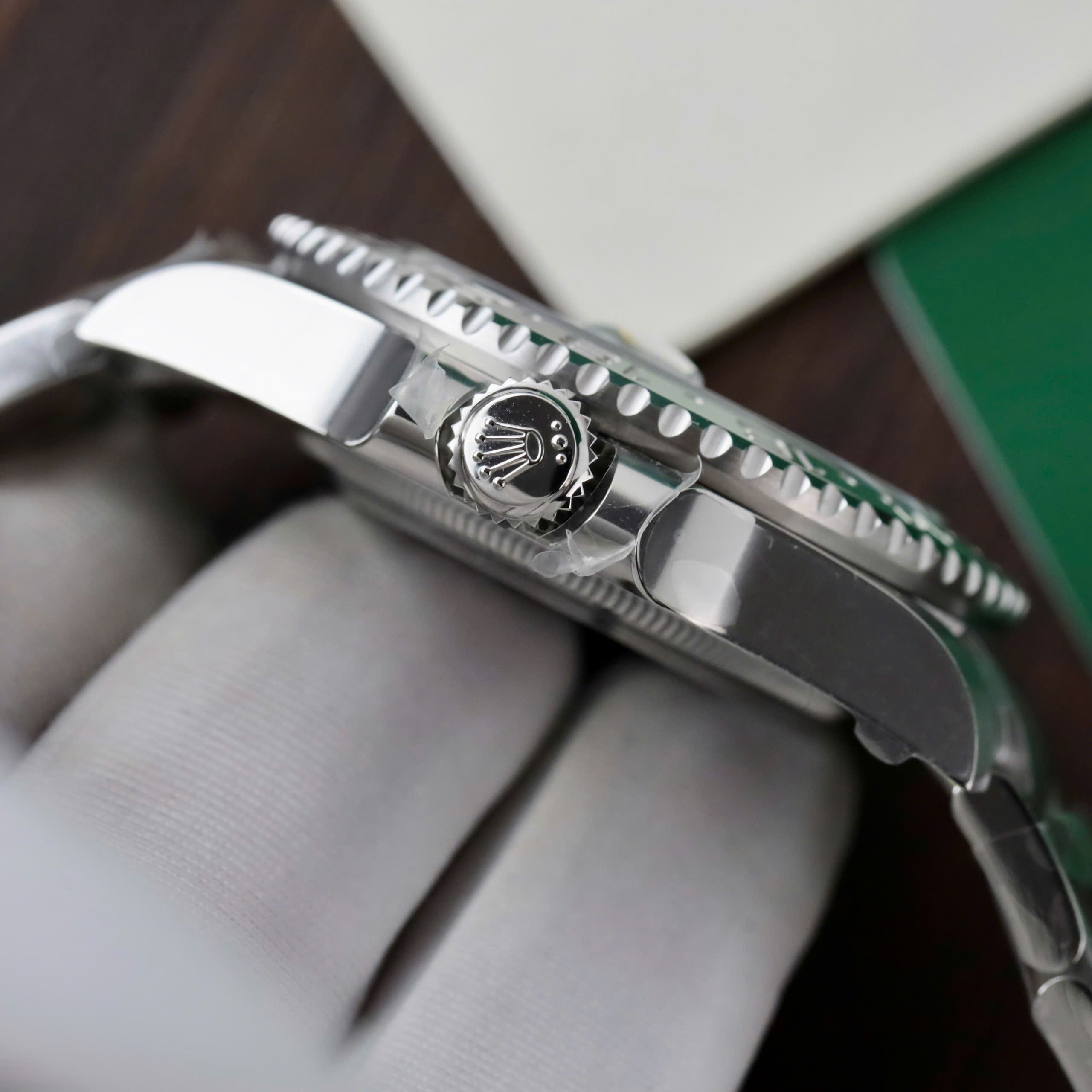 Đồng hồ Rolex GMT-Master II 126729VTNR Replica 11 mặt xanh lá cây viền gốm xưởng VS 40mm (3) Đồng hồ Rolex GMT-Master II 126729VTNR Replica 11 mặt xanh lá cây viền gốm xưởng VS 40mm (1)