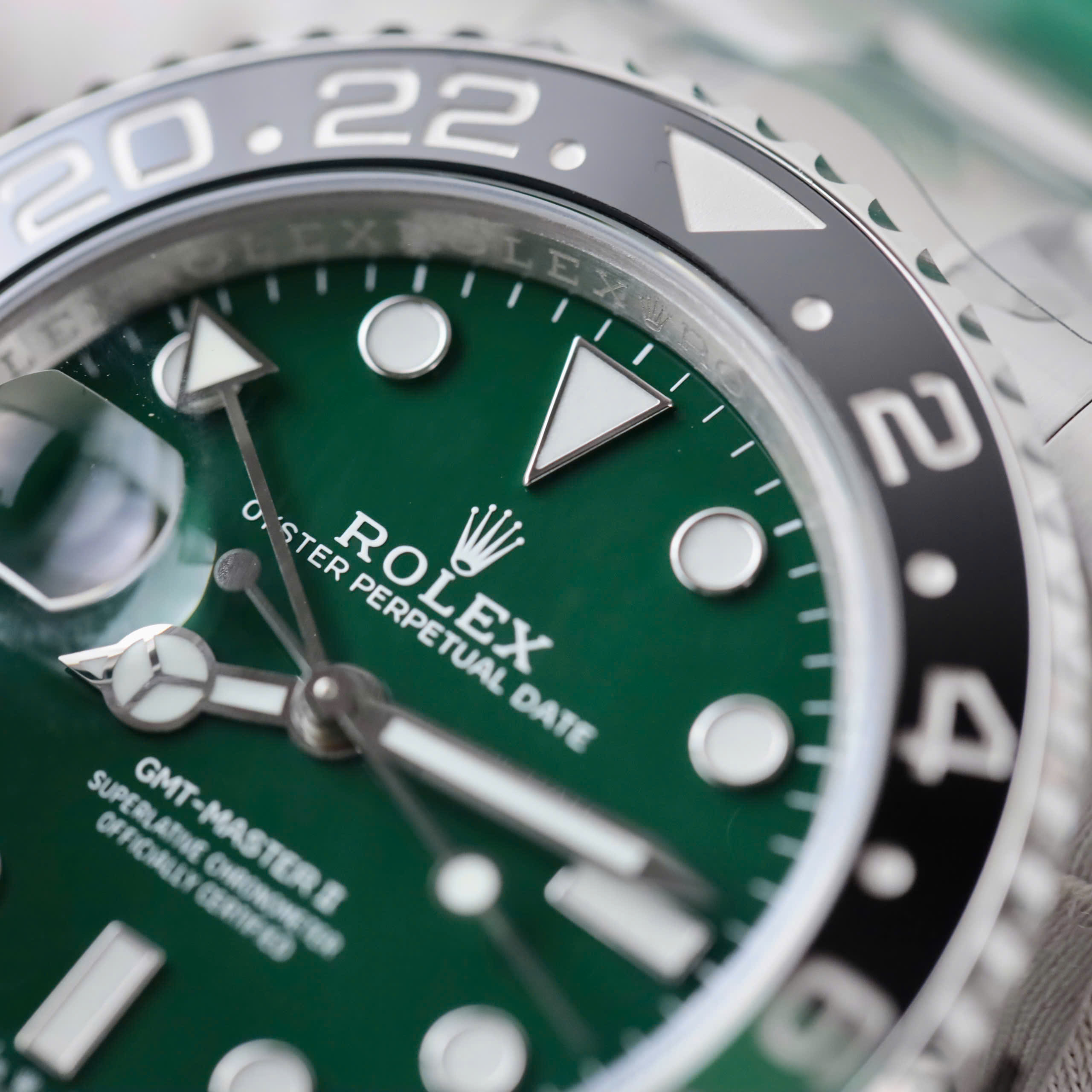 Đồng hồ Rolex GMT-Master II 126729VTNR Replica 11 mặt xanh lá cây viền gốm xưởng VS 40mm (5) Đồng hồ Rolex GMT-Master II 126729VTNR Replica 11 mặt xanh lá cây viền gốm xưởng VS 40mm (1)