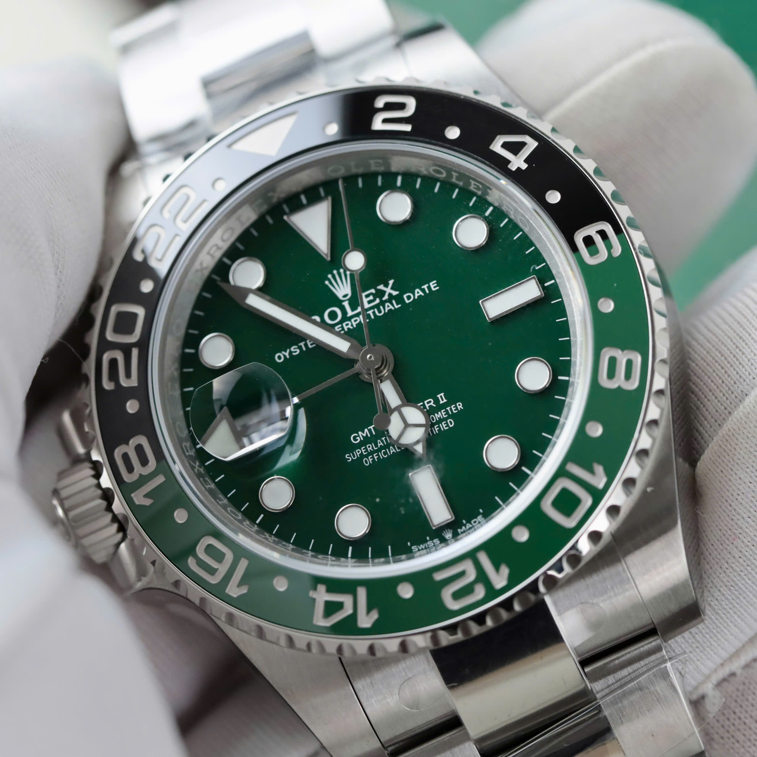Đồng hồ Rolex GMT-Master II 126729VTNR Replica 11 mặt xanh lá cây viền gốm xưởng VS 40mm (6) Đồng hồ Rolex GMT-Master II 126729VTNR Replica 11 mặt xanh lá cây viền gốm xưởng VS 40mm (1)