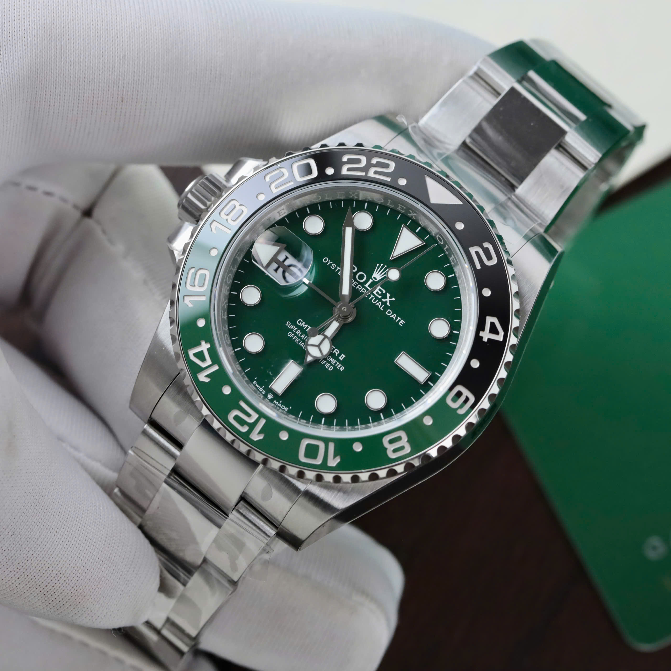 Đồng hồ Rolex GMT-Master II 126729VTNR Replica 11 mặt xanh lá cây viền gốm xưởng VS 40mm (7) Đồng hồ Rolex GMT-Master II 126729VTNR Replica 11 mặt xanh lá cây viền gốm xưởng VS 40mm (1)