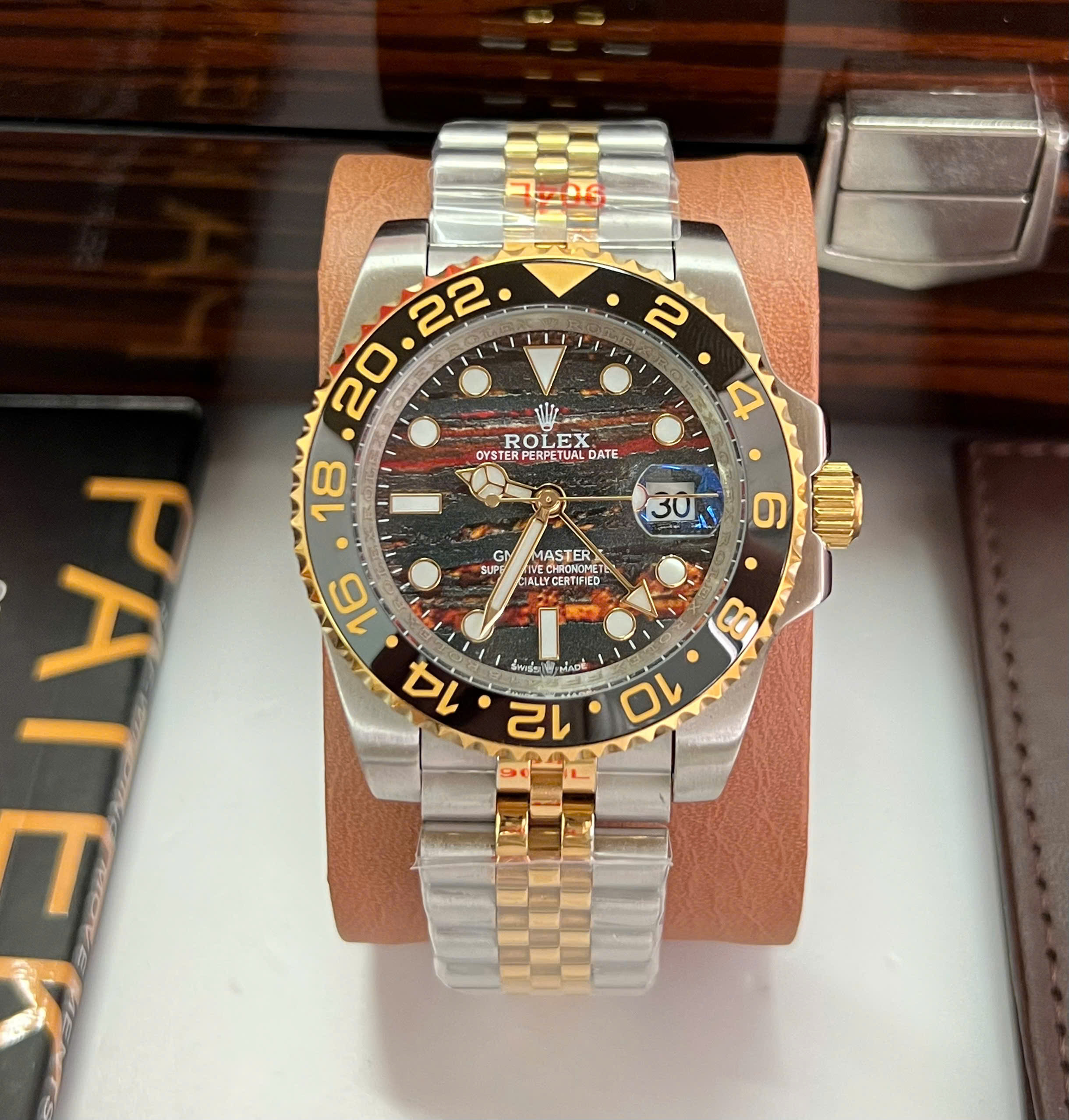 Đồng hồ Rolex GMT-Master II Nam demi mặt đá mắt hổ fake cao cấp 40mm (1) Đồng hồ Rolex GMT-Master II Nam demi mặt đá mắt hổ fake cao cấp 40mm