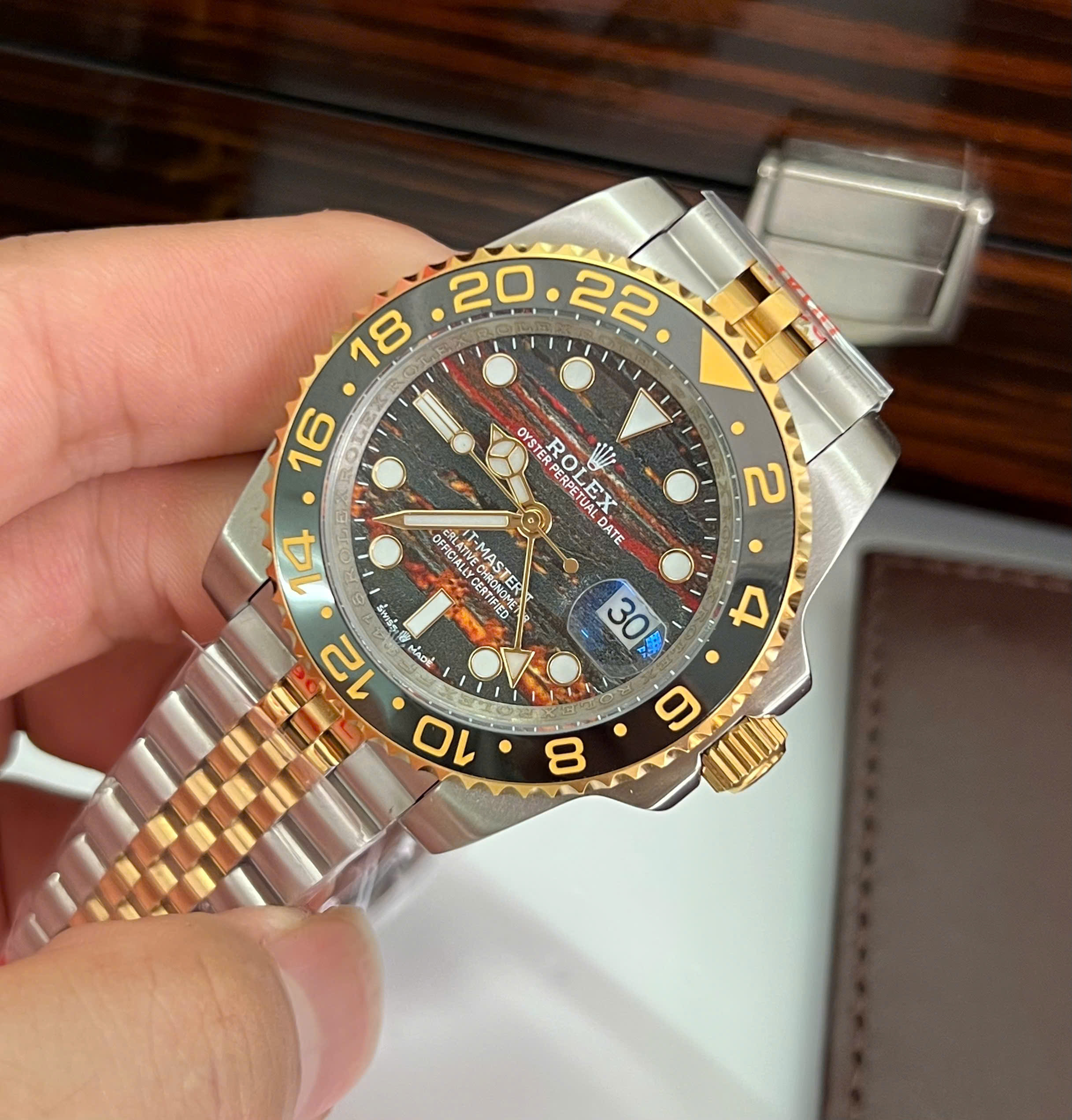 Đồng hồ Rolex GMT-Master II Nam demi mặt đá mắt hổ fake cao cấp 40mm (2) Đồng hồ Rolex GMT-Master II Nam demi mặt đá mắt hổ fake cao cấp 40mm