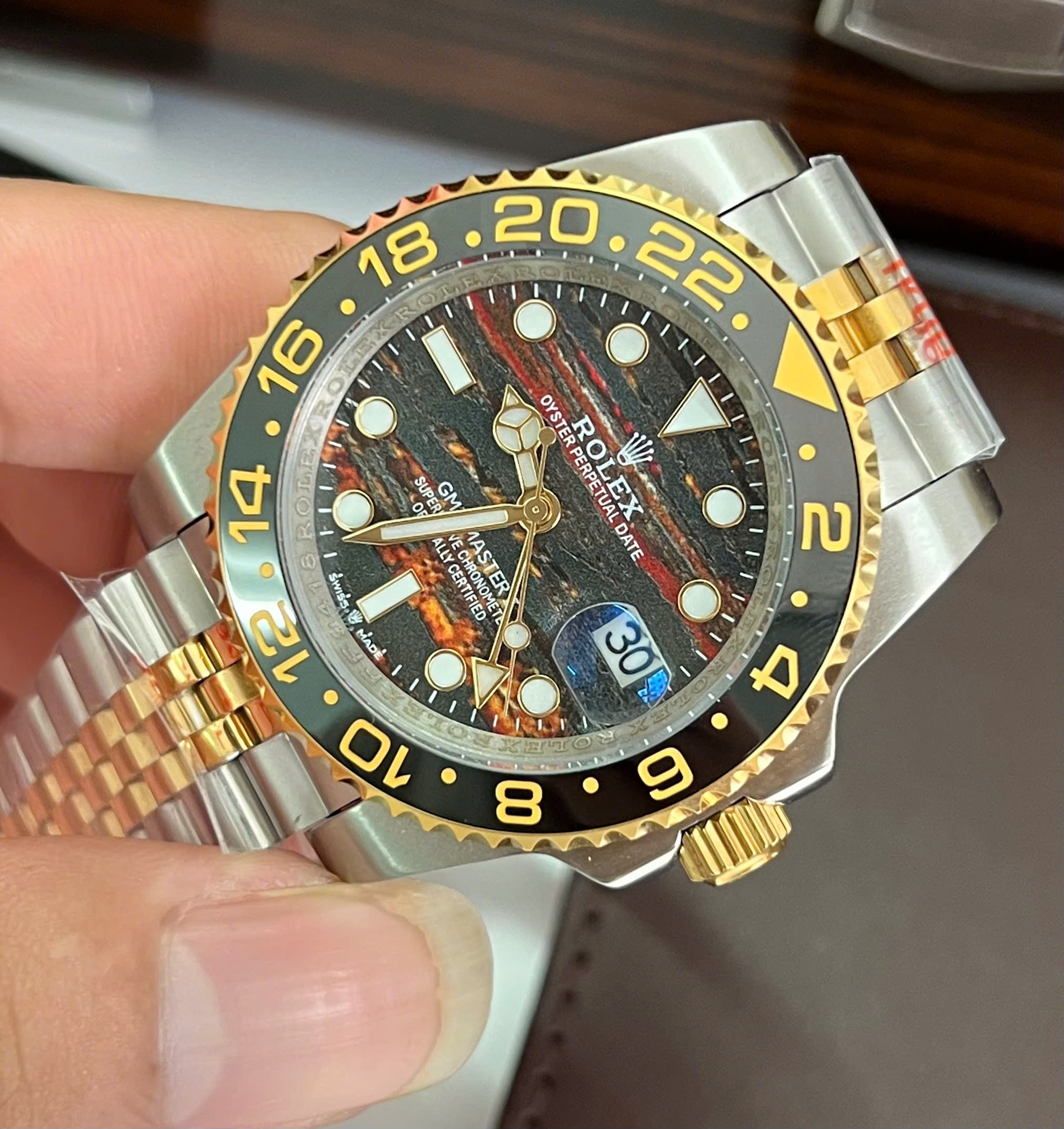 Đồng hồ Rolex GMT-Master II Nam demi mặt đá mắt hổ fake cao cấp 40mm (4) Đồng hồ Rolex GMT-Master II Nam demi mặt đá mắt hổ fake cao cấp 40mm