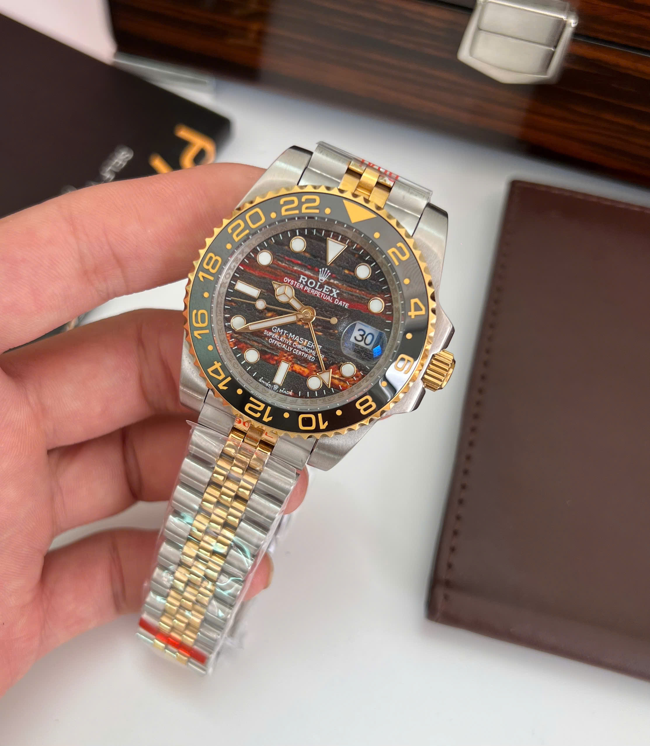 Đồng hồ Rolex GMT-Master II Nam demi mặt đá mắt hổ fake cao cấp 40mm (5) Đồng hồ Rolex GMT-Master II Nam demi mặt đá mắt hổ fake cao cấp 40mm