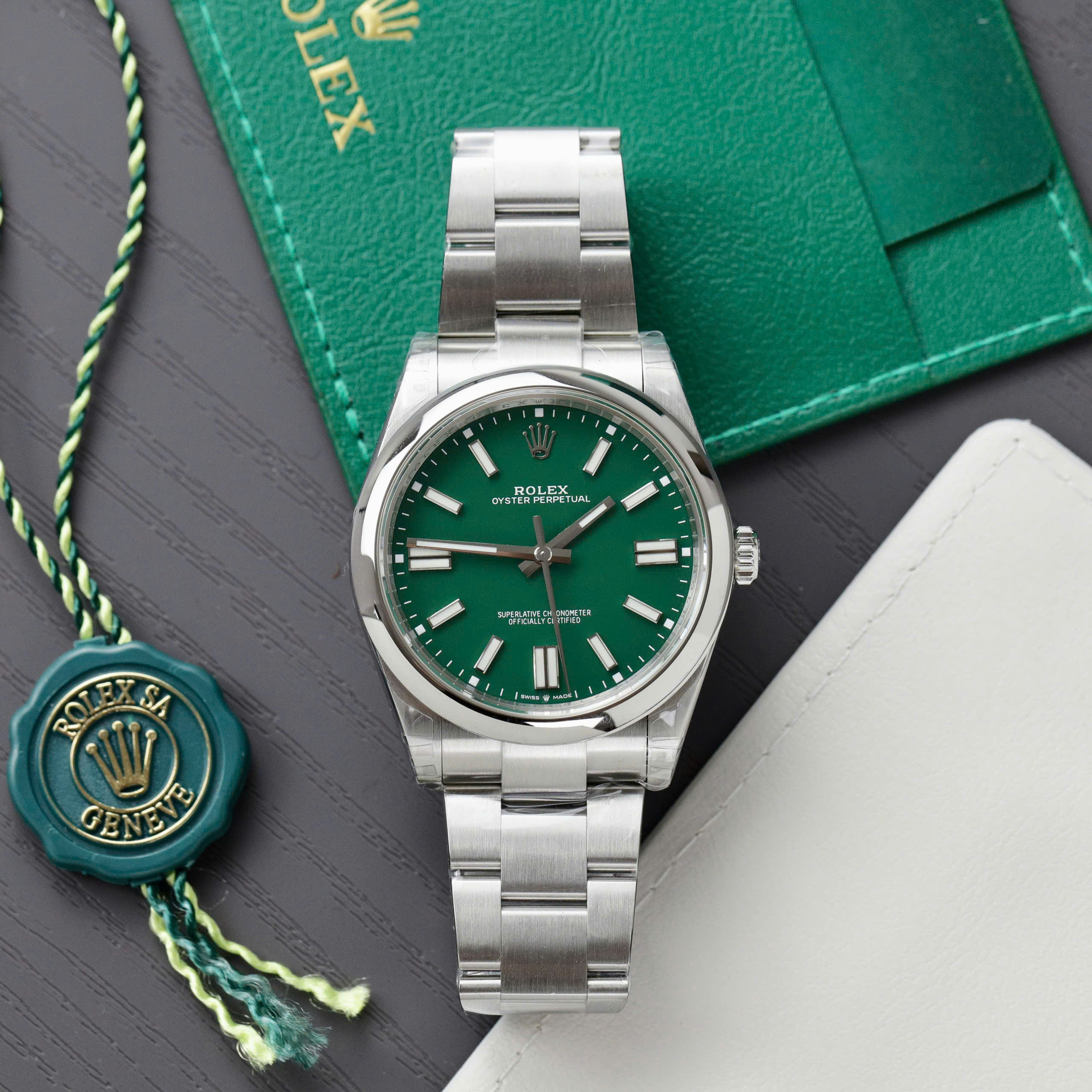 Đồng hồ Rolex Rep 11 Oyster Perpetual 126000 mặt xanh lá cây dây kim loại xưởng VS 41mm (1) Đồng hồ Rolex Rep 11 Oyster Perpetual 126000 mặt xanh lá cây dây kim loại xưởng VS 41mm (2)
