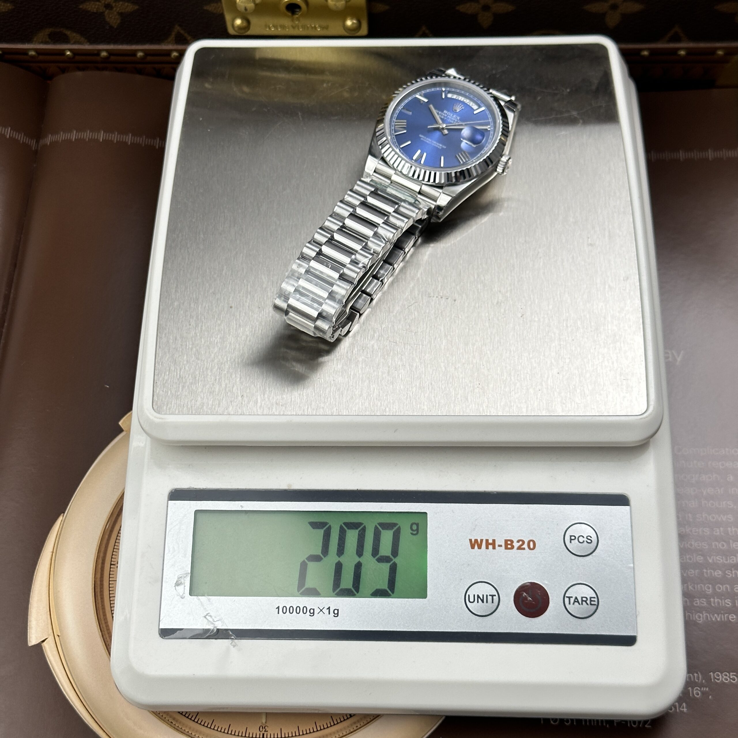 Đồng hồ Rolex nam Replica 11 Day-Date mặt xanh dương nặng 212 gram bộ máy calibre 3255 xưởng RC 40mm (1) Đồng hồ Rolex nam Replica 11 Day-Date mặt xanh dương nặng 212 gram bộ máy calibre 3255 xưởng RC 40mm (2)