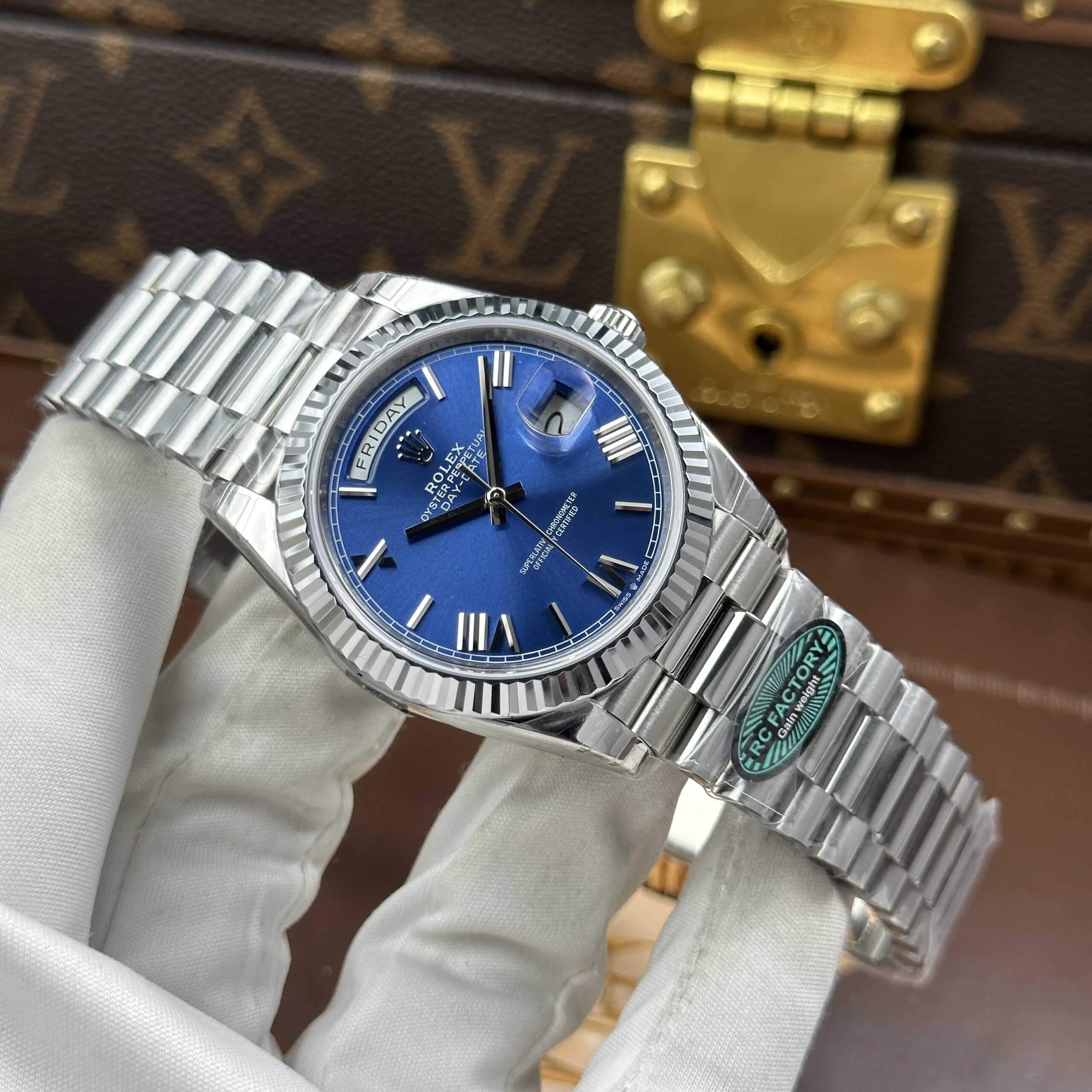 Đồng hồ Rolex nam Replica 11 Day-Date mặt xanh dương nặng 212 gram bộ máy calibre 3255 xưởng RC 40mm (13) Đồng hồ Rolex nam Replica 11 Day-Date mặt xanh dương nặng 212 gram bộ máy calibre 3255 xưởng RC 40mm (2)