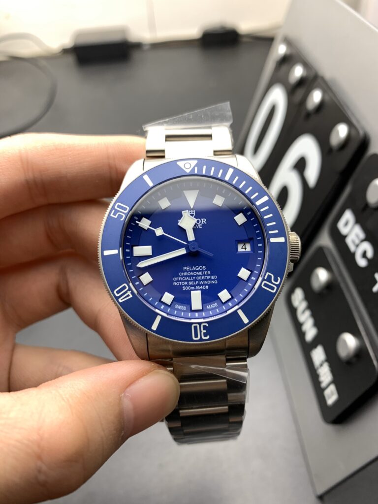 Đồng hồ Tudor Pelagos Rep cao cấp mặt xanh dương máy cơ Thuỵ Sỹ xưởng ZF 42mm (2)