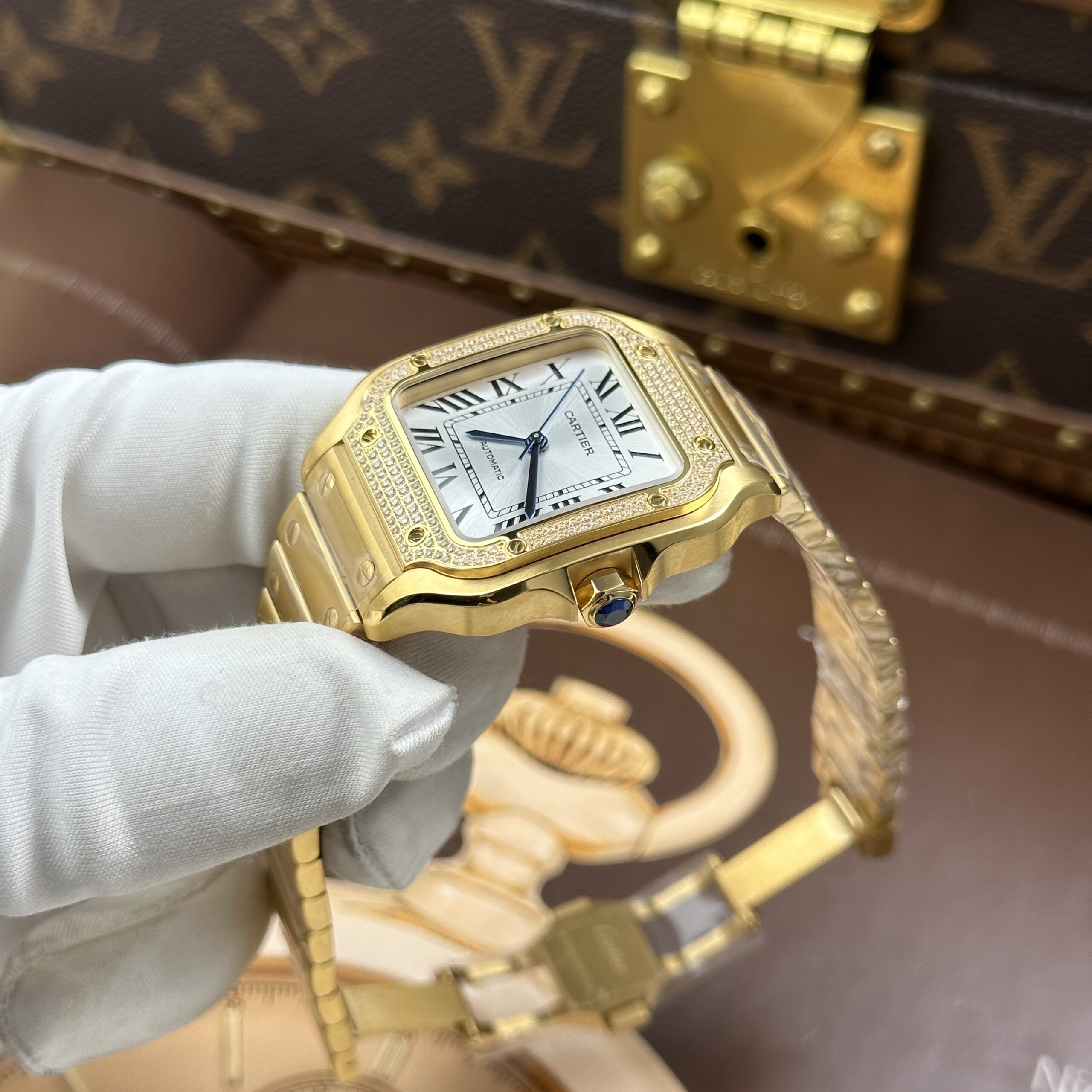 Đồng hồ nữ Cartier Santos Rep 11 mạ vàng mặt trắng nhà máy BV 35mm (10) Đồng hồ nữ Cartier Santos Rep 11 mạ vàng mặt trắng nhà máy BV 35mm (2)