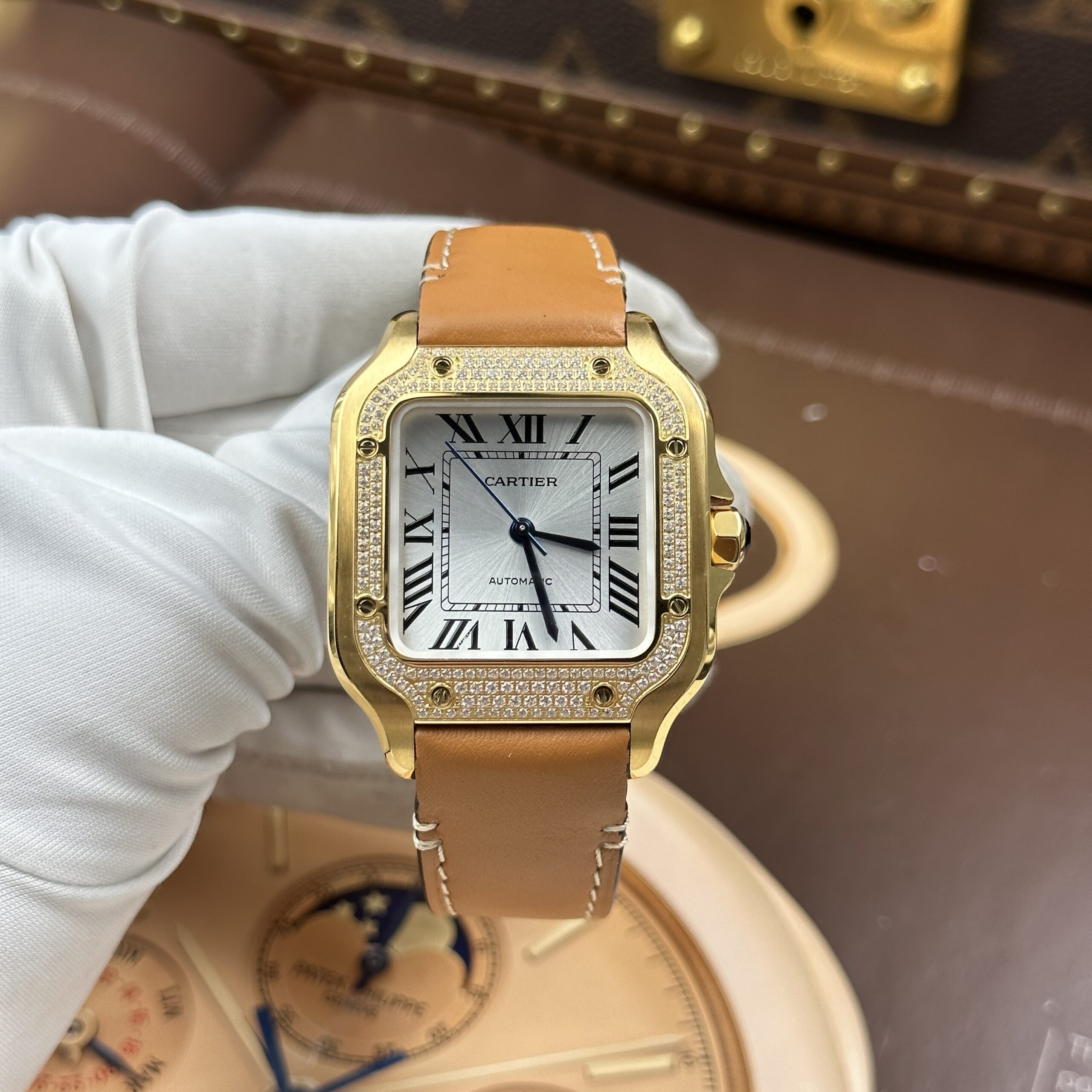 Đồng hồ nữ Cartier Santos Rep 11 mạ vàng mặt trắng nhà máy BV 35mm (13) Đồng hồ nữ Cartier Santos Rep 11 mạ vàng mặt trắng nhà máy BV 35mm (2)
