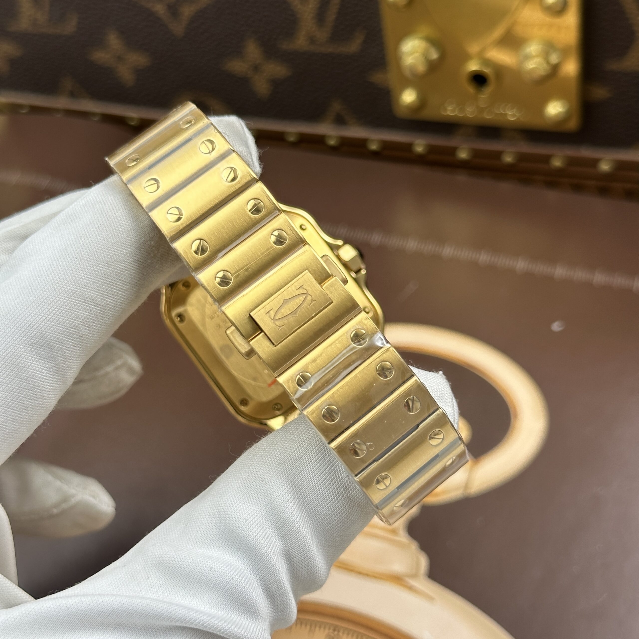 Đồng hồ nữ Cartier Santos Rep 11 mạ vàng mặt trắng nhà máy BV 35mm (2) Đồng hồ nữ Cartier Santos Rep 11 mạ vàng mặt trắng nhà máy BV 35mm (2)