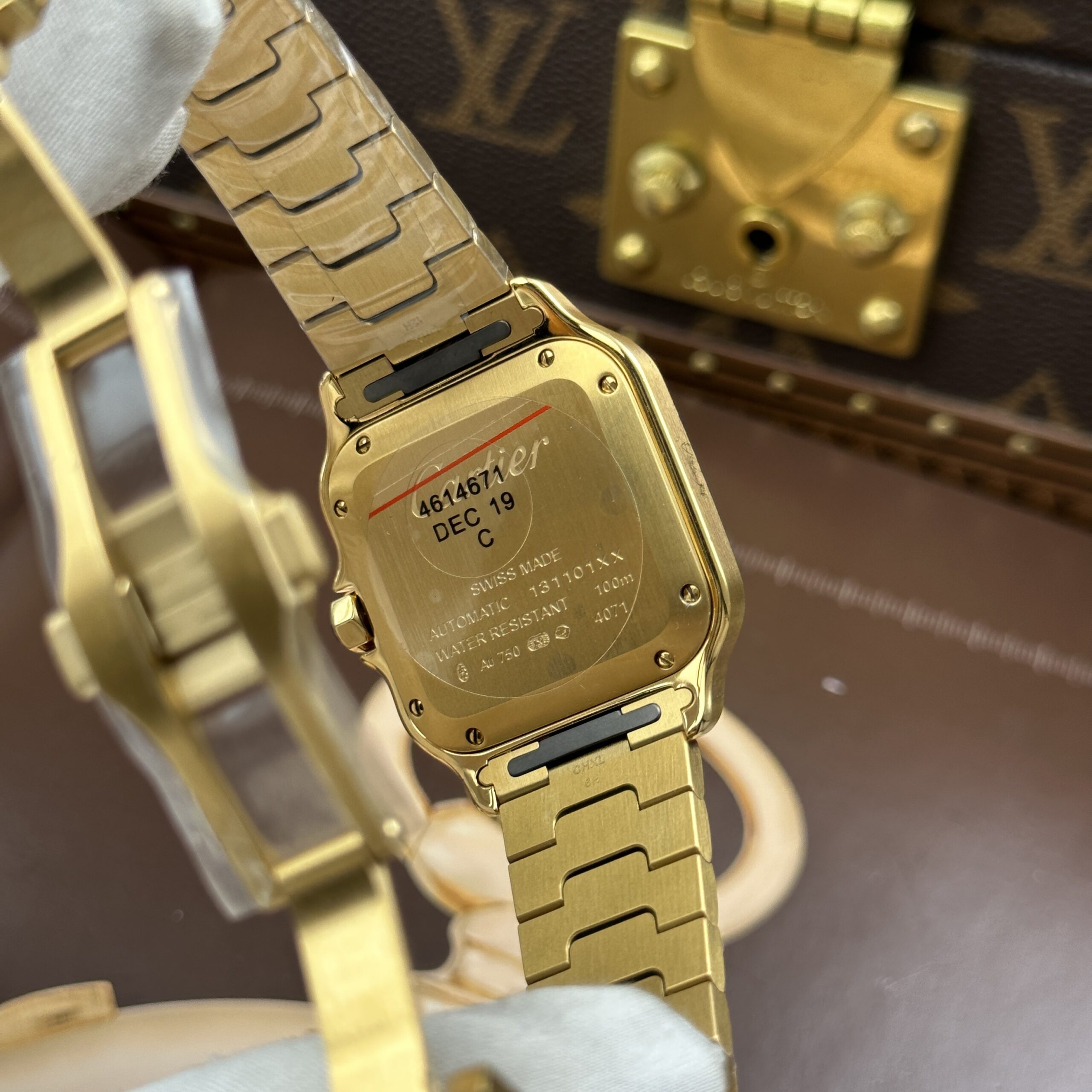 Đồng hồ nữ Cartier Santos Rep 11 mạ vàng mặt trắng nhà máy BV 35mm (3) Đồng hồ nữ Cartier Santos Rep 11 mạ vàng mặt trắng nhà máy BV 35mm (2)