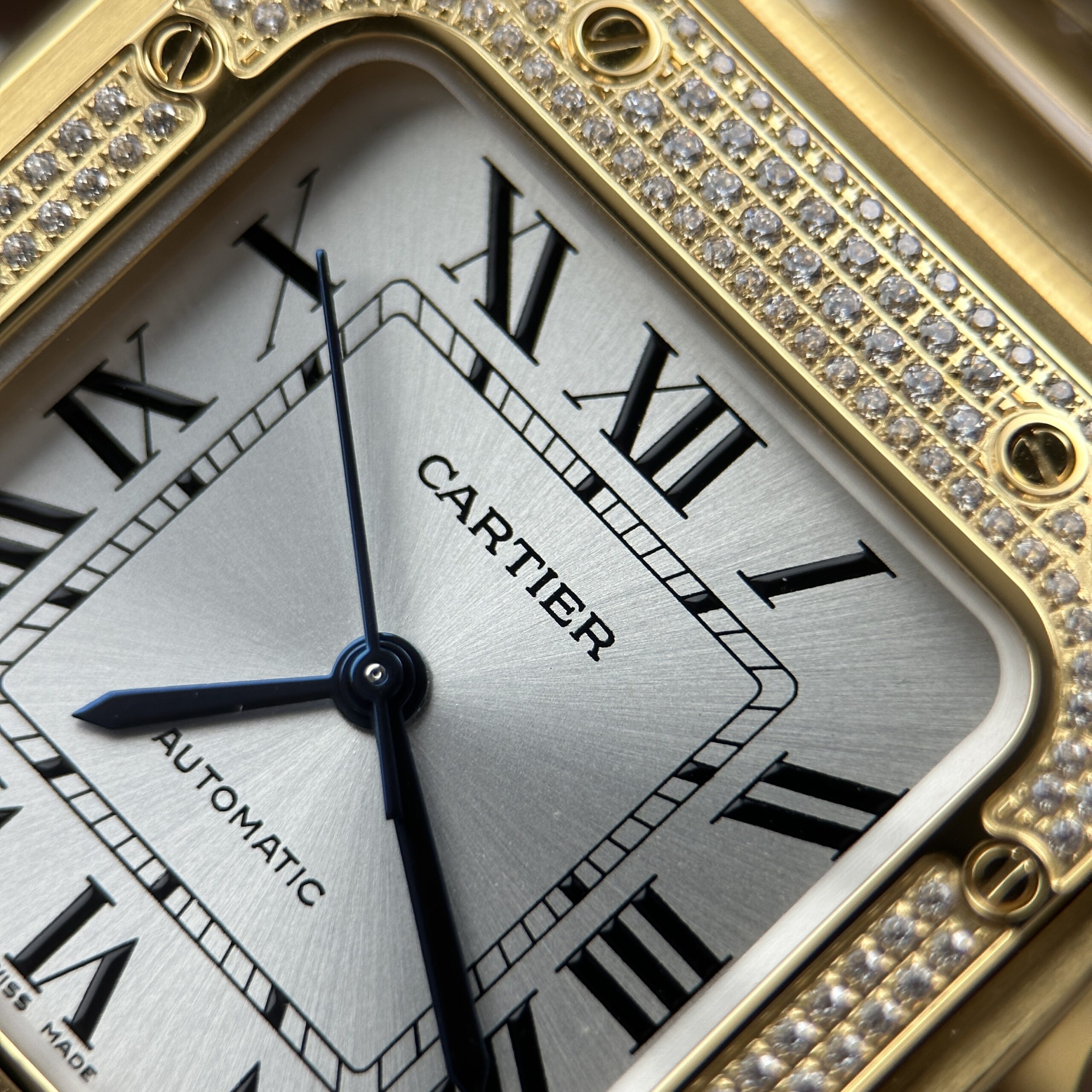 Đồng hồ nữ Cartier Santos Rep 11 mạ vàng mặt trắng nhà máy BV 35mm (8) Đồng hồ nữ Cartier Santos Rep 11 mạ vàng mặt trắng nhà máy BV 35mm (2)
