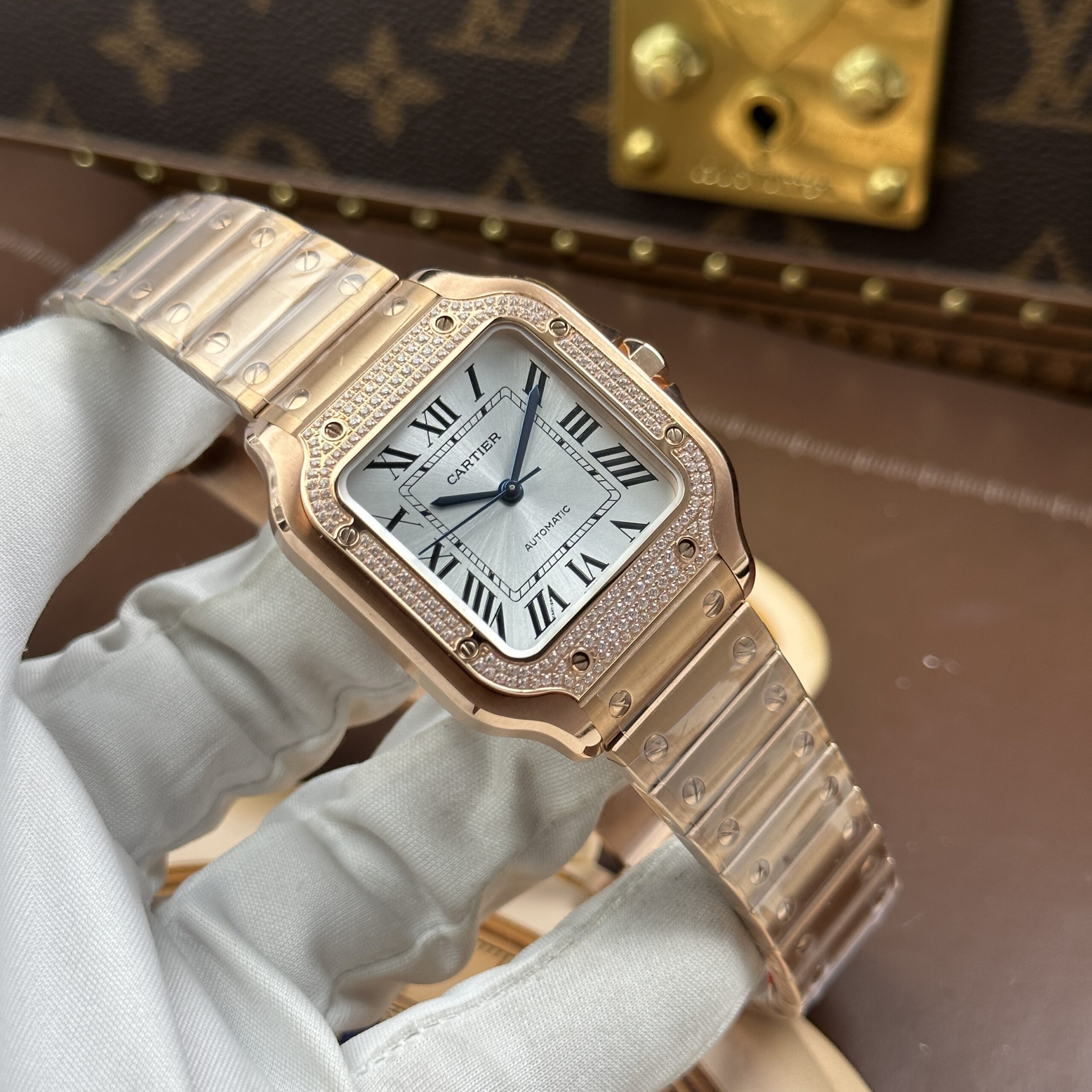 Đồng hồ nữ Cartier Santos chế tác mạ vàng hồng mặt trắng nhà máy BV 35mm (11) Đồng hồ nữ Cartier Santos chế tác mạ vàng hồng mặt trắng nhà máy BV 35mm (4)