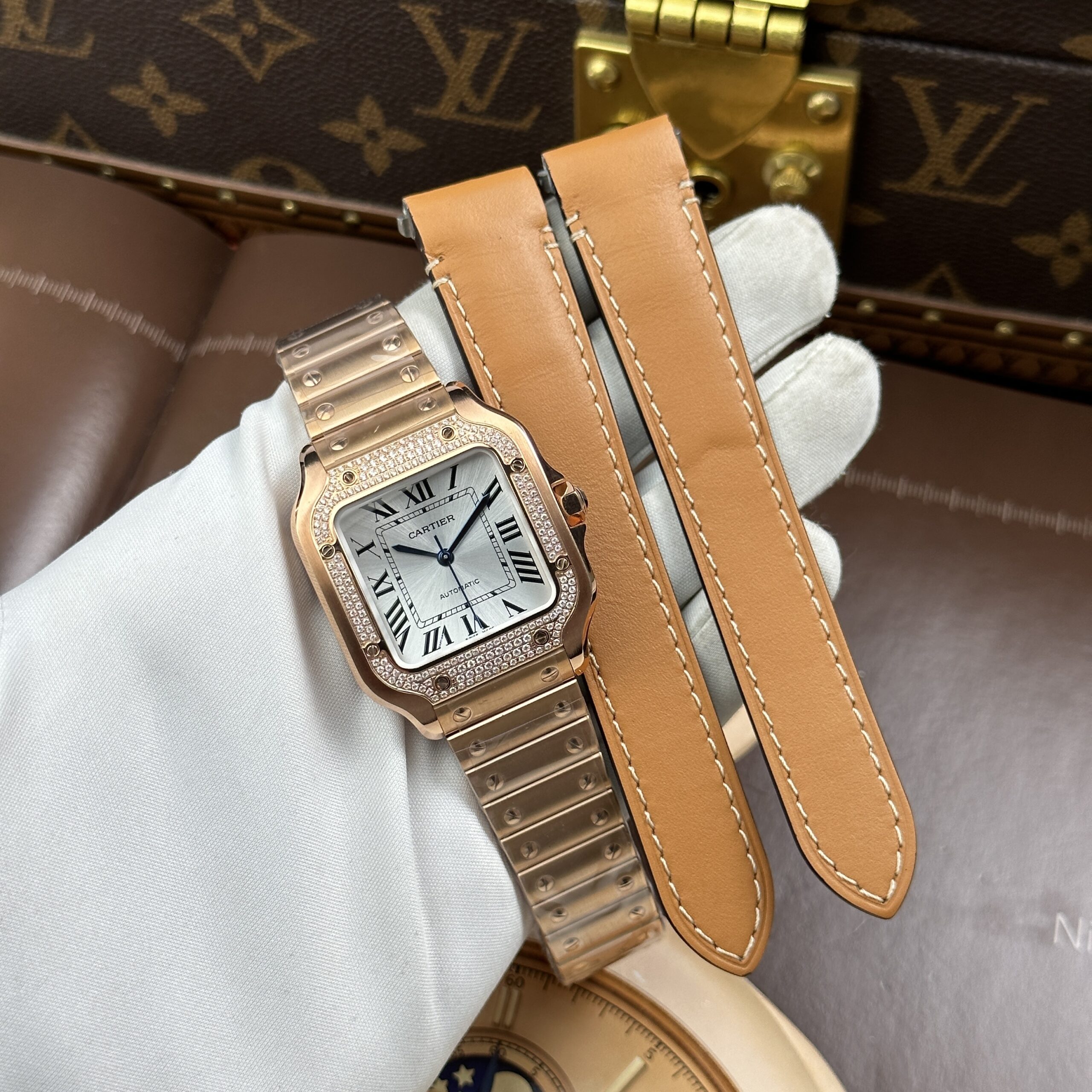 Đồng hồ nữ Cartier Santos chế tác mạ vàng hồng mặt trắng nhà máy BV 35mm (2) Đồng hồ nữ Cartier Santos chế tác mạ vàng hồng mặt trắng nhà máy BV 35mm (12)