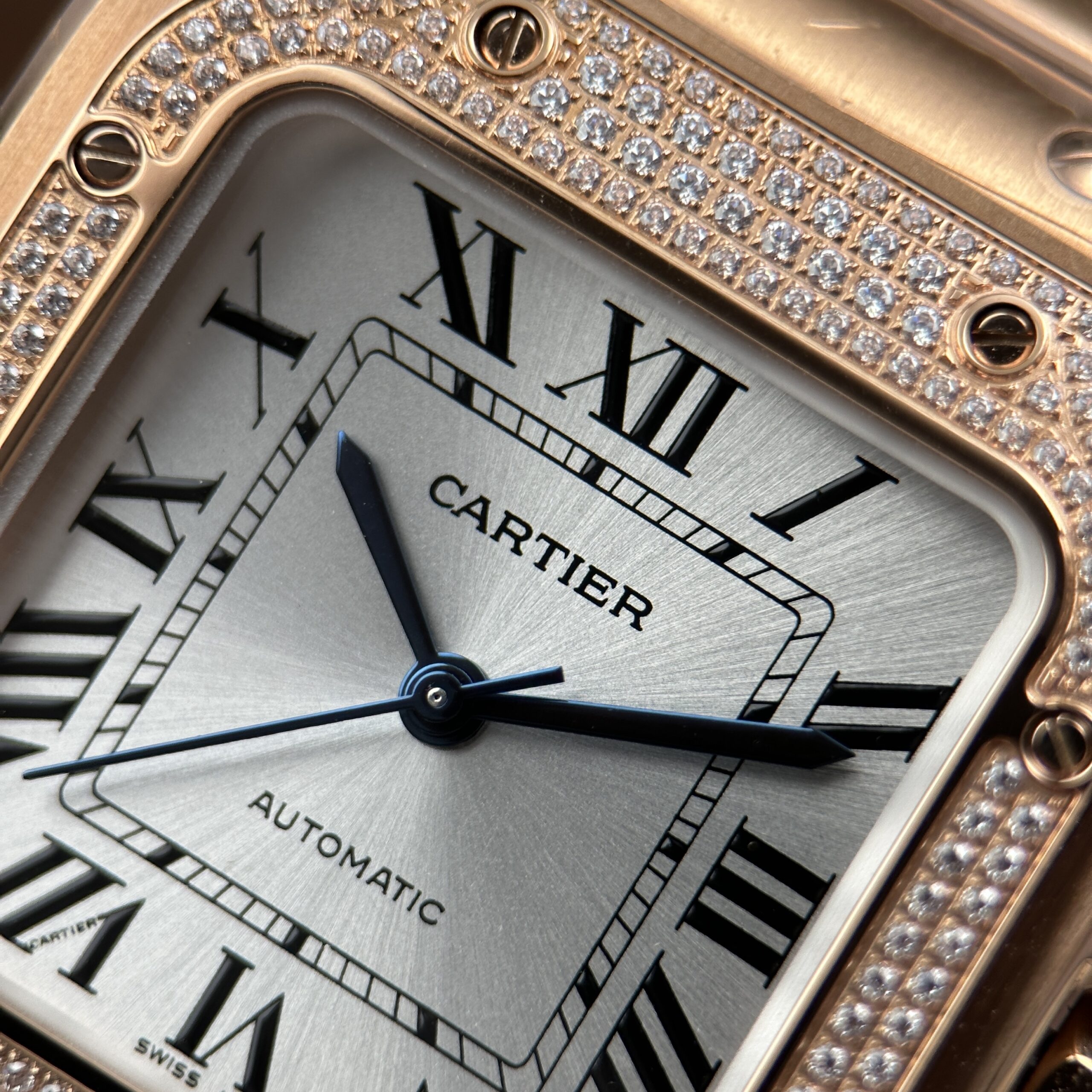 Đồng hồ nữ Cartier Santos chế tác mạ vàng hồng mặt trắng nhà máy BV 35mm (8) Đồng hồ nữ Cartier Santos chế tác mạ vàng hồng mặt trắng nhà máy BV 35mm (4)
