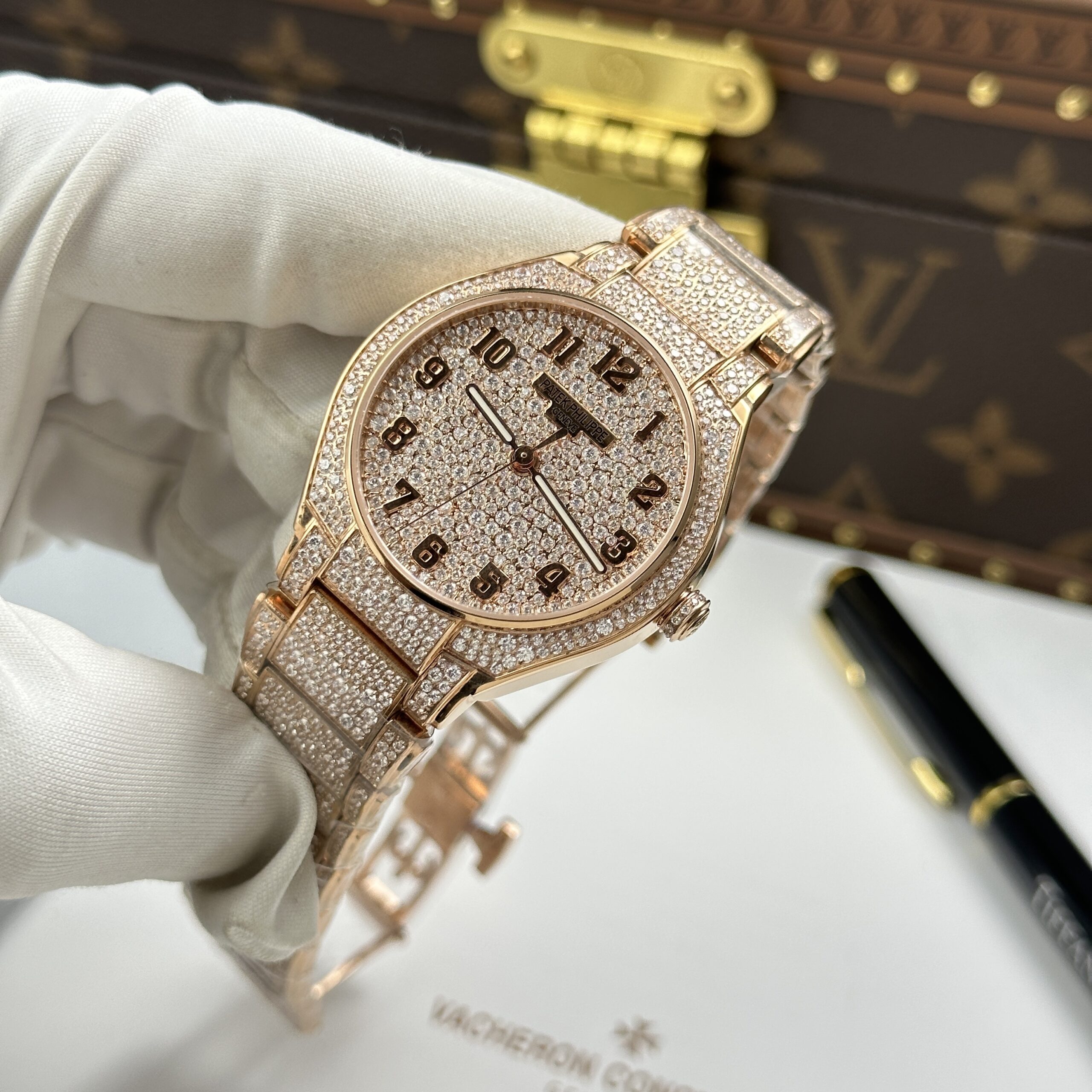 Đồng hồ nữ Patek Philippe Twenty 4 7300 Replica 11 vỏ mạ vàng hồng đính full đá 36mm (11) Đồng hồ nữ Patek Philippe Twenty 4 7300 Replica 11 vỏ mạ vàng hồng đính full đá 36mm (2)