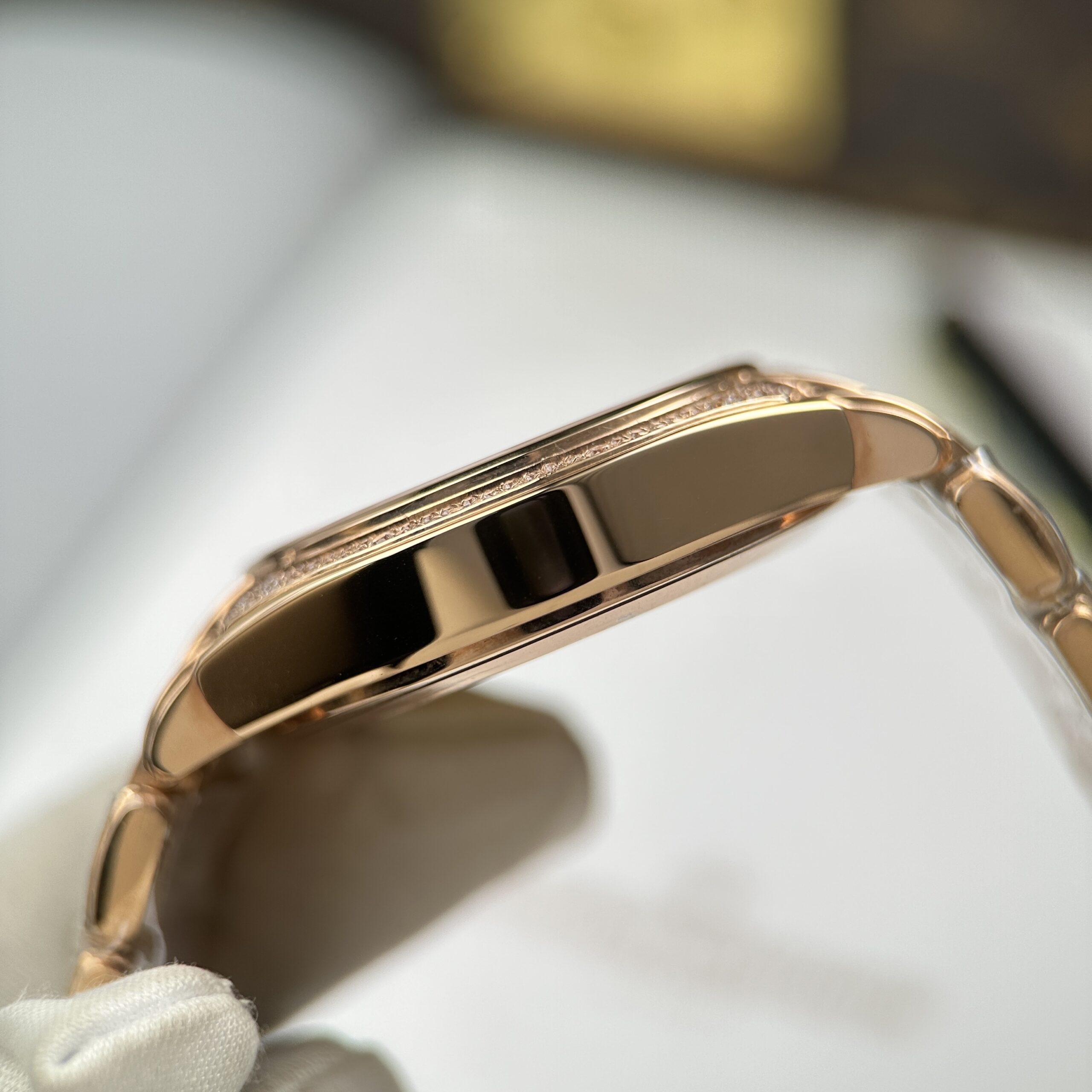 Đồng hồ nữ Patek Philippe Twenty 4 7300 Replica 11 vỏ mạ vàng hồng đính full đá 36mm (5) Đồng hồ nữ Patek Philippe Twenty 4 7300 Replica 11 vỏ mạ vàng hồng đính full đá 36mm (2)