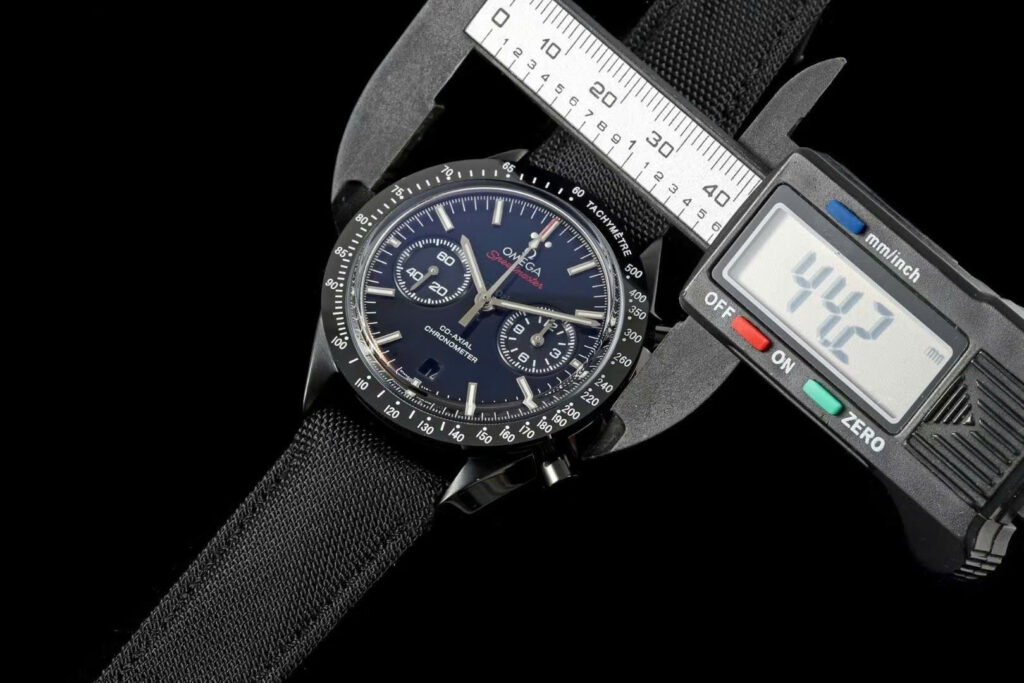 Đồng hồ Omega Rep cao cấp SpeedMaster Dark Side Of The Moon vỏ gốm đen dây vải 44mm (2)