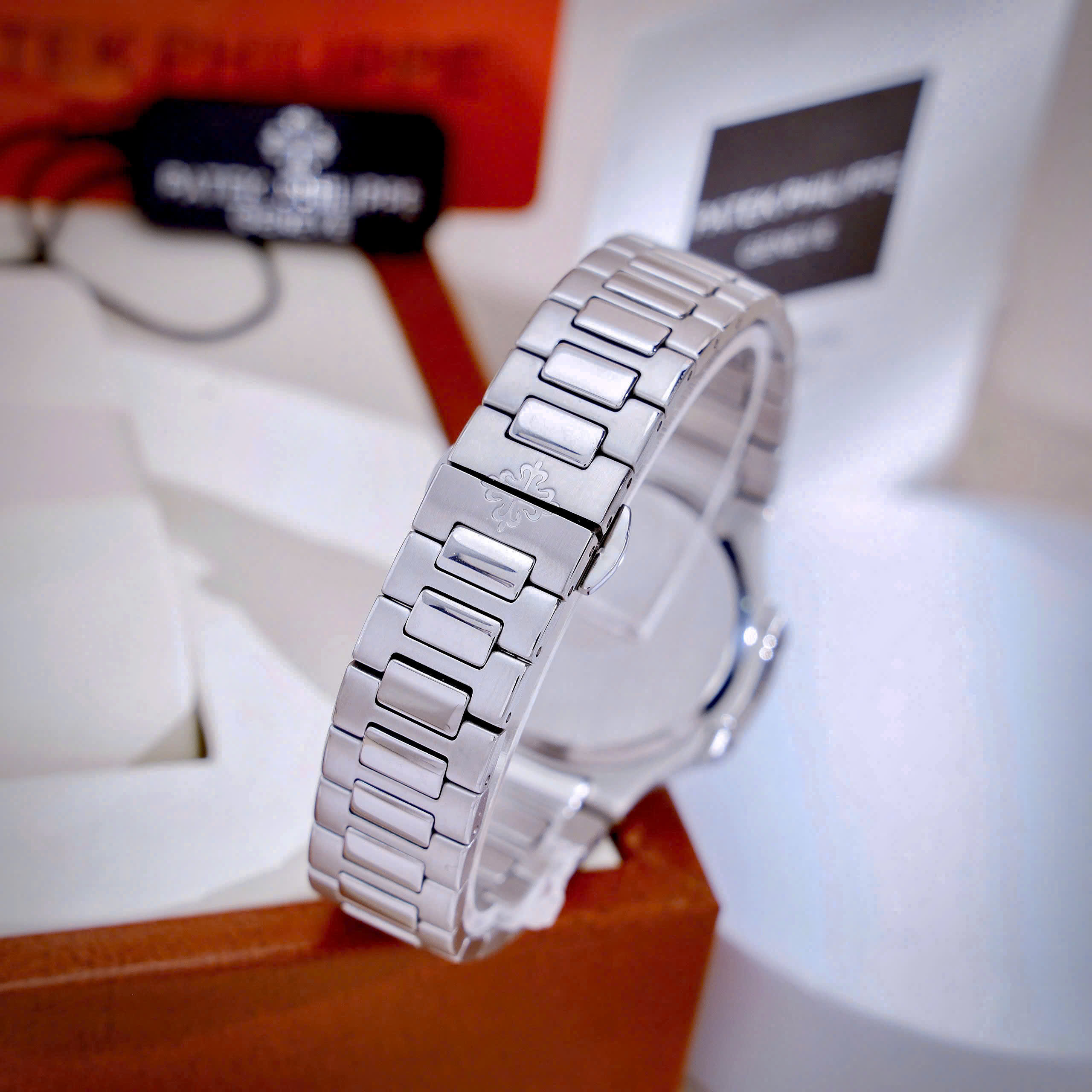 Đồng Hồ Patek Philippe Nautilus 7118 Nữ Mặt Xám Đính Đá Fake Cao Cấp 35mm (7) Đồng Hồ Patek Philippe Nautilus 7118 Nữ Mặt Xám Đính Đá Fake Cao Cấp 35mm